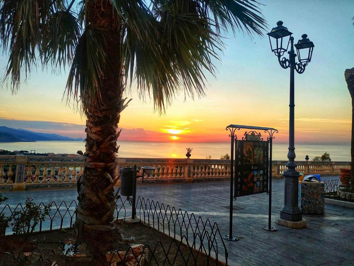 The Palace B&B And Apartments Santo Stefano di Camastra Luaran gambar