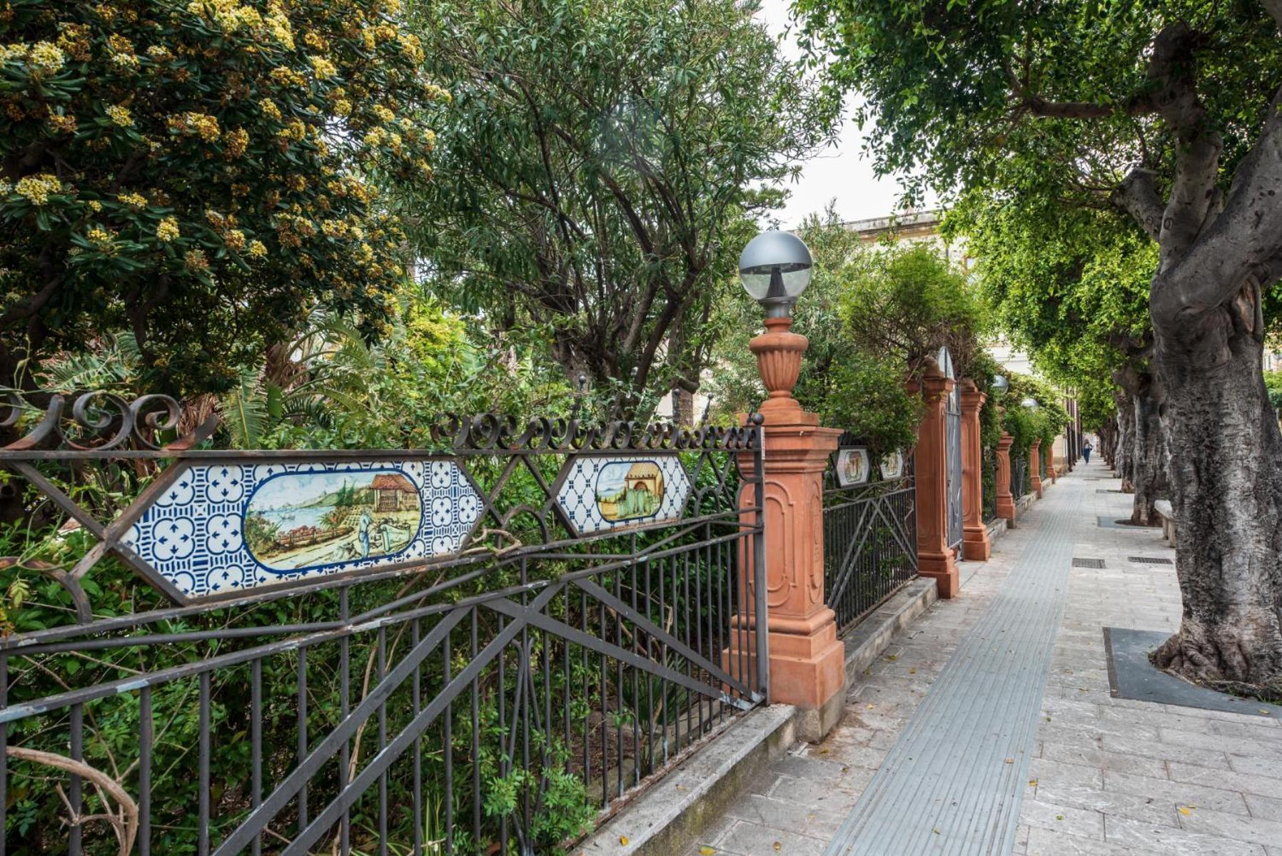 The Palace B&B And Apartments Santo Stefano di Camastra Luaran gambar
