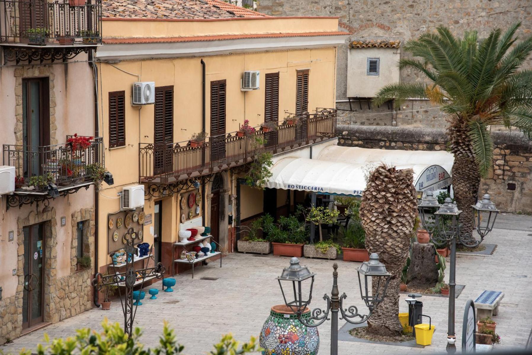 The Palace B&B And Apartments Santo Stefano di Camastra Luaran gambar