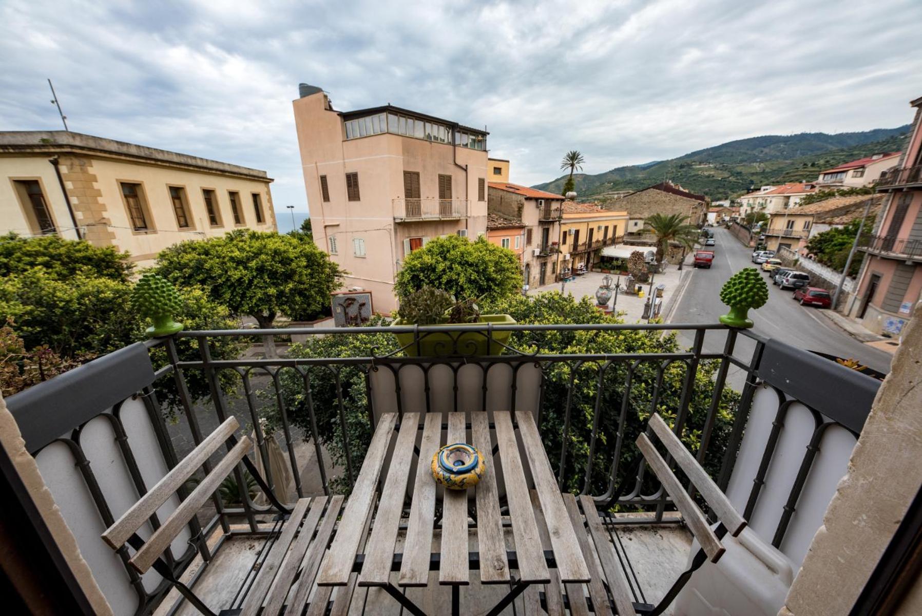 The Palace B&B And Apartments Santo Stefano di Camastra Luaran gambar